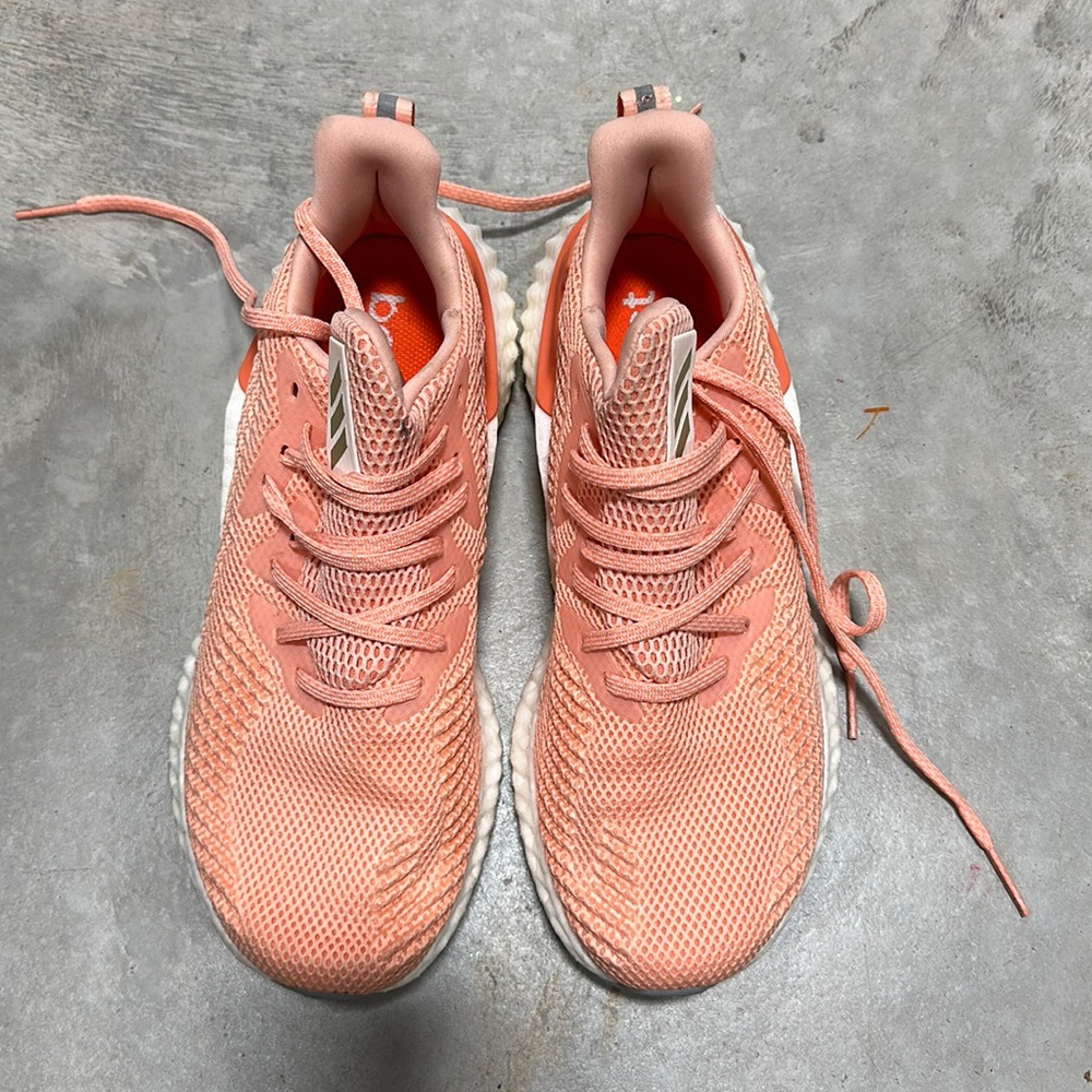 Adidas light coral running shoe / size 7.5 / Q-50